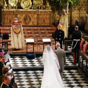 Meghan Markle, duchesse de Sussex, menée à l'autel par le prince Charles, son beau-père, lors de son mariage avec le prince Harry le 19 mai 2018 à Windsor.