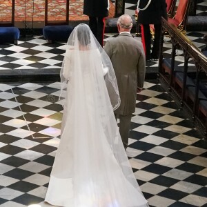 Meghan Markle, duchesse de Sussex, menée à l'autel par le prince Charles, son beau-père, lors de son mariage avec le prince Harry le 19 mai 2018 à Windsor.