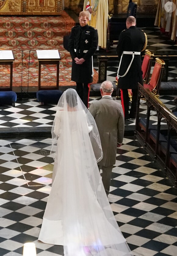 Meghan Markle, duchesse de Sussex, menée à l'autel par le prince Charles, son beau-père, lors de son mariage avec le prince Harry le 19 mai 2018 à Windsor.