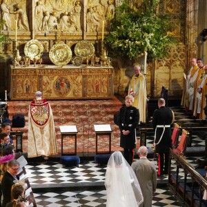 Meghan Markle, duchesse de Sussex, menée à l'autel par le prince Charles, son beau-père, lors de son mariage avec le prince Harry le 19 mai 2018 à Windsor.