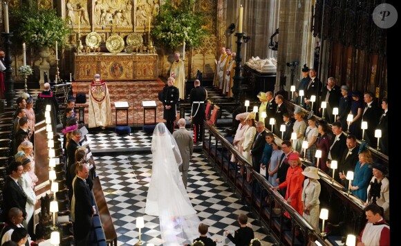 Meghan Markle, duchesse de Sussex, menée à l'autel par le prince Charles, son beau-père, lors de son mariage avec le prince Harry le 19 mai 2018 à Windsor.