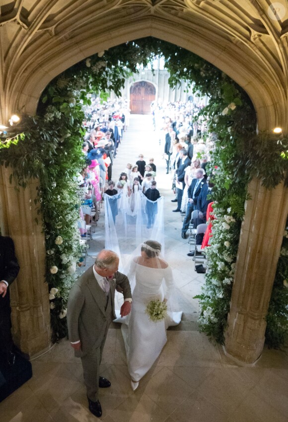 Meghan Markle, duchesse de Sussex, menée à l'autel par le prince Charles, son beau-père, lors de son mariage avec le prince Harry le 19 mai 2018 à Windsor.