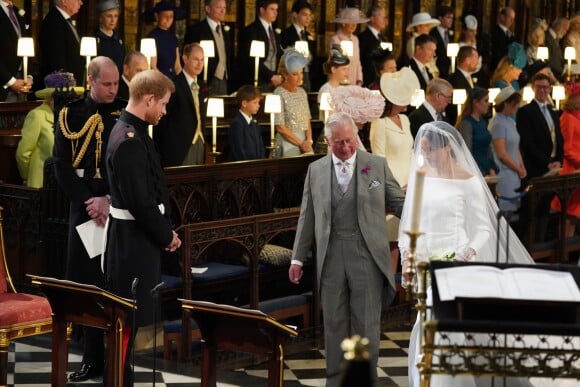 Meghan Markle, duchesse de Sussex, menée à l'autel par le prince Charles, son beau-père, lors de son mariage avec le prince Harry le 19 mai 2018 à Windsor.