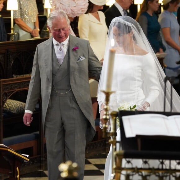 Meghan Markle, duchesse de Sussex, menée à l'autel par le prince Charles, son beau-père, lors de son mariage avec le prince Harry le 19 mai 2018 à Windsor.