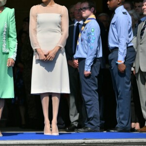 Le prince Charles, la duchesse Camilla, la duchesse Meghan (Meghan Markle) et le prince Harry étaient associés en toute complicité le 22 mai 2018 pour une des fameuses garden parties de Buckingham Palace, à Londres.