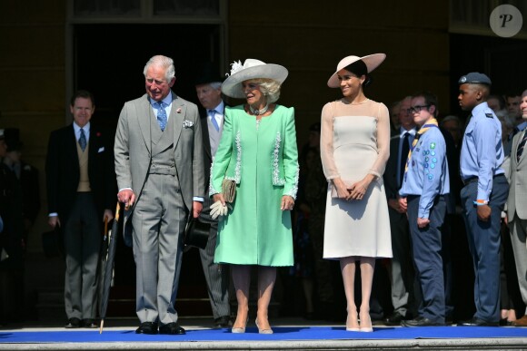 Le prince Charles, la duchesse Camilla, la duchesse Meghan (Meghan Markle) et le prince Harry étaient associés en toute complicité le 22 mai 2018 pour une des fameuses garden parties de Buckingham Palace, à Londres.