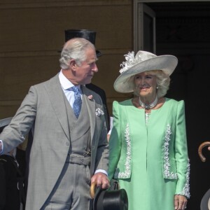 Le prince Charles, la duchesse Camilla, la duchesse Meghan (Meghan Markle) et le prince Harry étaient associés en toute complicité le 22 mai 2018 pour une des fameuses garden parties de Buckingham Palace, à Londres.