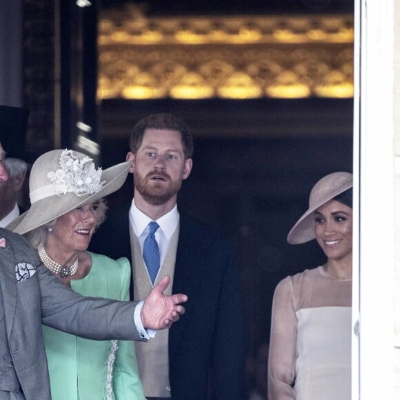 Le prince Charles, la duchesse Camilla, la duchesse Meghan (Meghan Markle) et le prince Harry étaient associés en toute complicité le 22 mai 2018 pour une des fameuses garden parties de Buckingham Palace, à Londres.