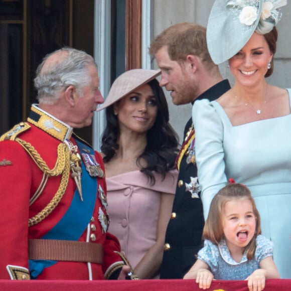 Le prince Charles, le prince Harry et Meghan Markle, duchesse de Sussex, au balcon du palais de Buckingham lors de la parade Trooping the Colour à Londres, le 9 juin 2018.