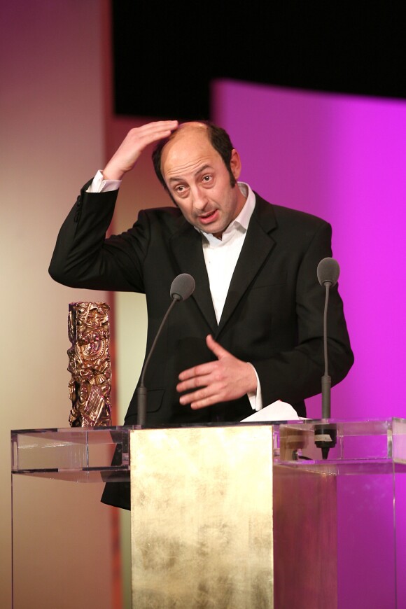 Kad Merad reçoit le César du meilleur acteur dans un second rôle pour "Je vais bien ne t'en fais pas" - 32e cérémonie des César au Châtelet à Paris, le 24 février 2007.