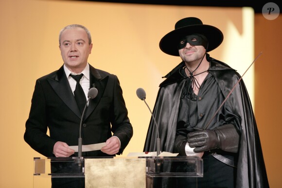 Kad Merad et Olivier Baroux durant la 31e cérémonie des César, au Châtelet à Paris, le 25 février 2006.