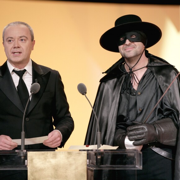 Kad Merad et Olivier Baroux durant la 31e cérémonie des César, au Châtelet à Paris, le 25 février 2006.