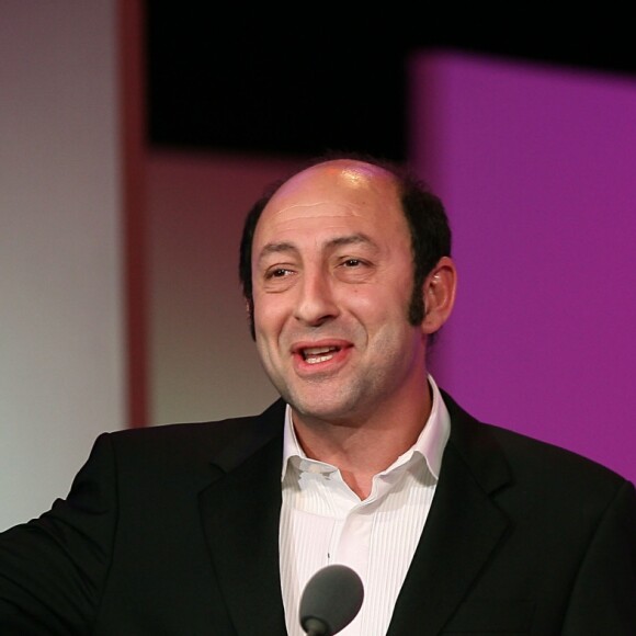 Kad Merad reçoit le César du meilleur acteur dans un second rôle pour "Je vais bien ne t'en fais pas" - 32e cérémonie des César au Châtelet à Paris, le 24 février 2007.