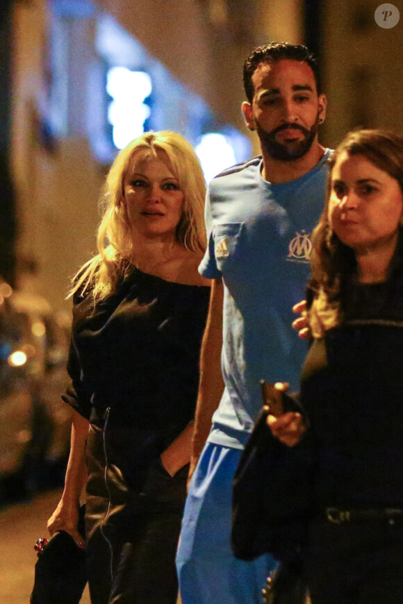 Exclusif - Pamela Anderson et son nouveau compagnon le footballeur français Adil Rami vont dîner en amoureux au restaurant "la Villa" après la victoire de l'OM contre Toulouse (2-0) , Marseille le 24 septembre 2017.