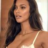 Lais Ribeiro - Campagne de lingerie de mariage de Victoria's Secret. Le 19 avril 2018.