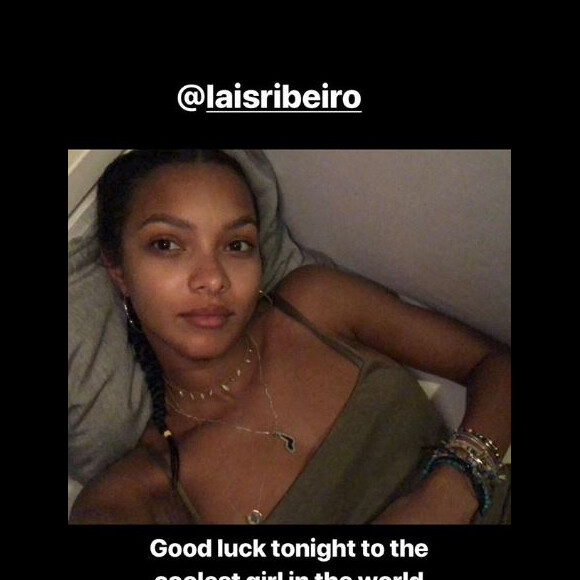 Joakim Noah adresse ses encouragements à Lais Ribeiro pour le défilé Victoria's Secret le 8 novembre 2018.