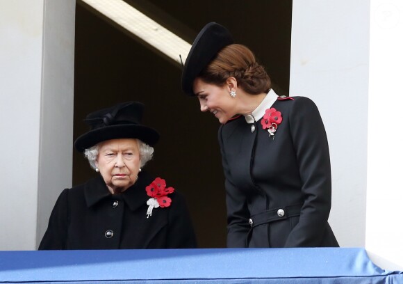 La reine Elisabeth II d'Angleterre et Catherine (Kate) Middleton, duchesse de Cambridge lors de la cérémonie du centenaire de l'armistice du 11 novembre 1918 au palais de Whitehall à Londres, Royaume Uni, le 11 novembre 2018.