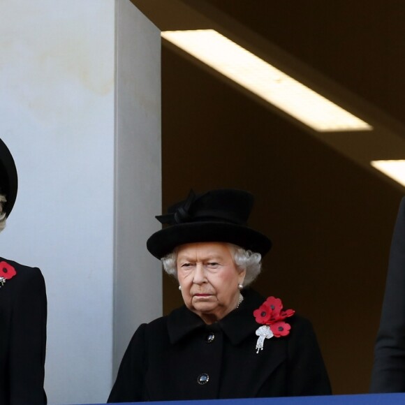 Camilla Parker Bowles, duchesse de Cornouailles, la reine Elisabeth II d'Angleterre et Catherine (Kate) Middleton, duchesse de Cambridge lors de la cérémonie du centenaire de l'armistice du 11 novembre 1918 au palais de Whitehall à Londres, Royaume Uni, le 11 novembre 2018.