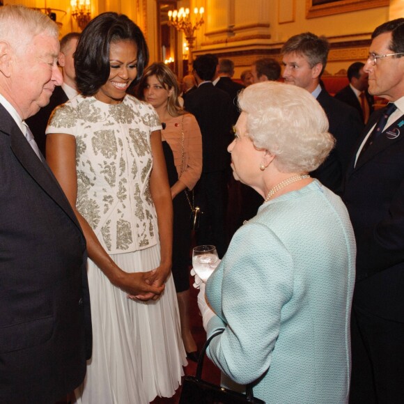 Michelle Obama et la reine Elizabeth II au palais de Buckingham le 27 juillet 2012 lors d'une réception avant l'ouverture des Jeux olympiques de Londres.
