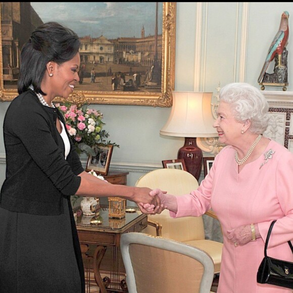 La reine Elizabeth II et le duc d'Edimbourg recevant le 1er avril 2009 Barack et Michelle Obama au palais de Buckingham lors de leur visite officielle à Londres.