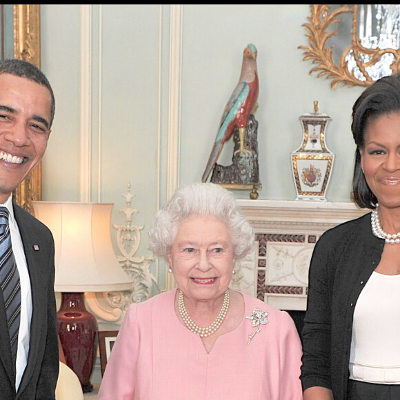 La reine Elizabeth II et le duc d'Edimbourg recevant le 1er avril 2009 Barack et Michelle Obama au palais de Buckingham lors de leur visite officielle à Londres.