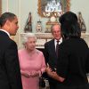 La reine Elizabeth II et le duc d'Edimbourg recevant le 1er avril 2009 Barack et Michelle Obama au palais de Buckingham lors de leur visite officielle à Londres.