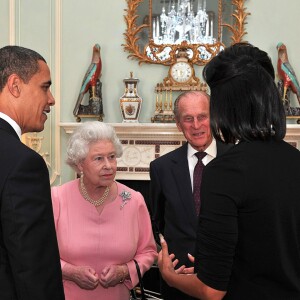 La reine Elizabeth II et le duc d'Edimbourg recevant le 1er avril 2009 Barack et Michelle Obama au palais de Buckingham lors de leur visite officielle à Londres.