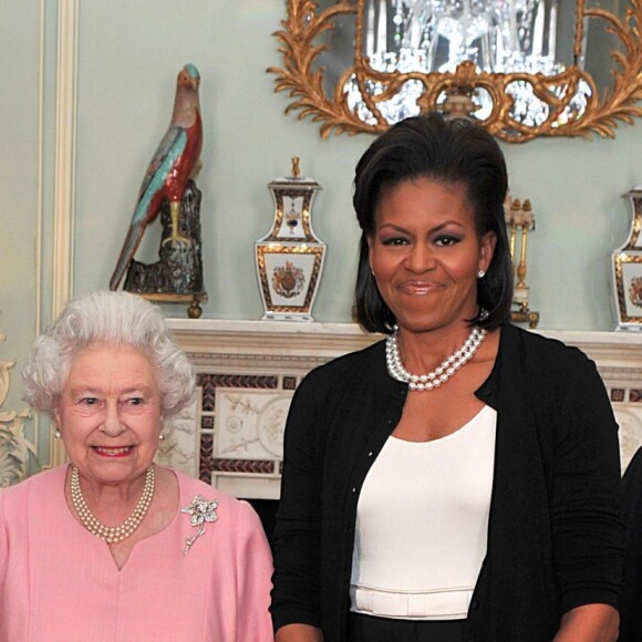La reine Elizabeth II et le duc d'Edimbourg recevant le 1er avril 2009 Barack et Michelle Obama au palais de Buckingham lors de leur visite officielle à Londres.