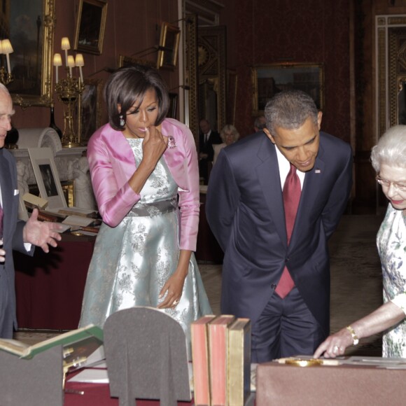 Le duc d'Edimbourg, Michelle Obama, Barack Obama et la reine Elizabeth II visitant ensemble une exposition au palais de Buckingham le 24 mai 2010.