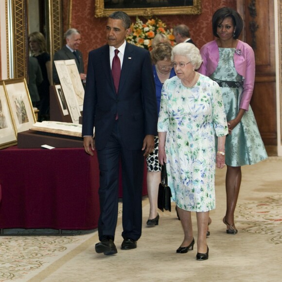 Le duc d'Edimbourg, Michelle Obama, Barack Obama et la reine Elizabeth II visitant ensemble une exposition au palais de Buckingham le 24 mai 2010.