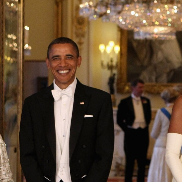 La reine Elizabeth II, Barack Obama, Michelle Obama et le duc d'Edimbourg au palais de Buckingham le 24 mai 2011 lors d'une visite officielle à Londres du couple présidentiel américain.