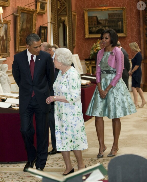 Le duc d'Edimbourg, Michelle Obama, Barack Obama et la reine Elizabeth II visitant ensemble une exposition au palais de Buckingham le 24 mai 2010.