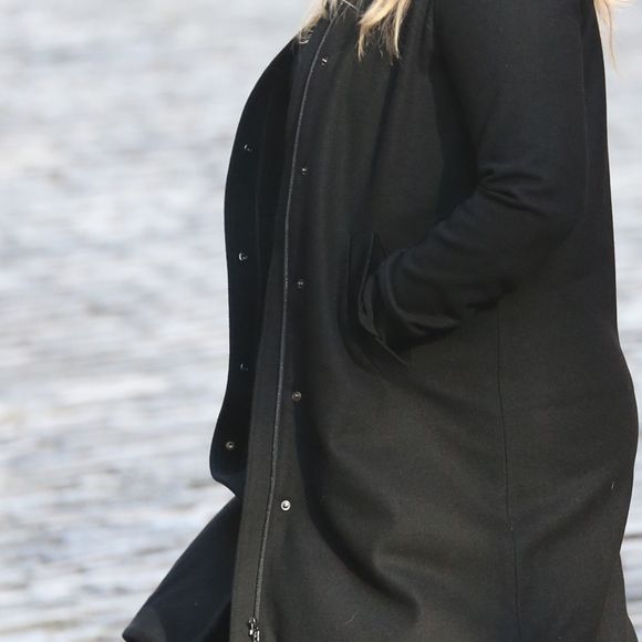Amy Schumer, enceinte, se promène avec des amies à New York, le 25 octobre 2018.