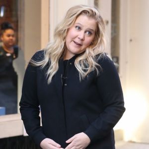 Amy Schumer, enceinte, se promène avec des amies à New York, le 25 octobre 2018.