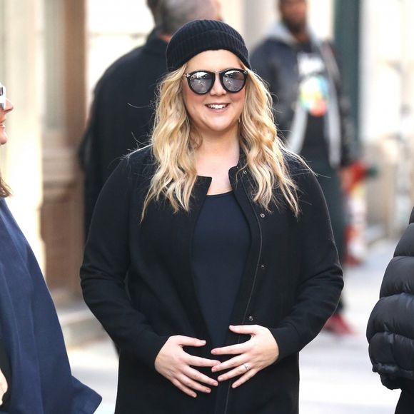 Amy Schumer, enceinte, se promène avec des amies à New York, le 25 octobre 2018.