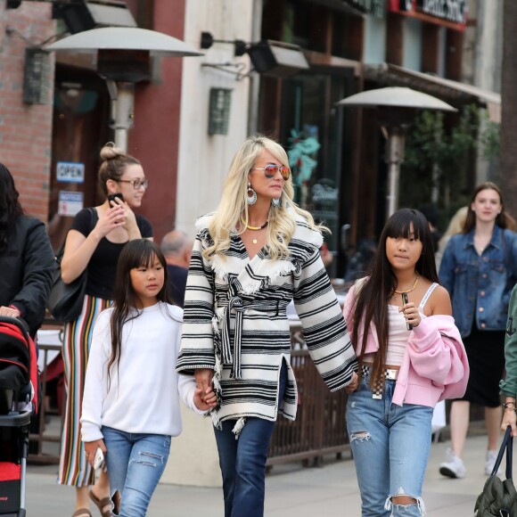 Exclusif - Malgré les incendies qui se rapprochent de sa maison, Laeticia Hallyday emmène ses filles, Jade et Joy, faire du shopping à Santa Monica le 10 novembre 2018.