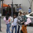 Exclusif - Malgré les incendies qui se rapprochent de sa maison, Laeticia Hallyday emmène ses filles, Jade et Joy, faire du shopping à Santa Monica le 10 novembre 2018.