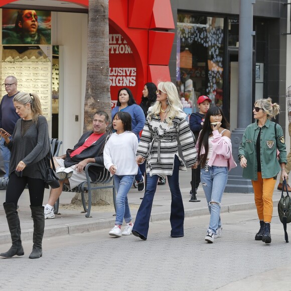 Exclusif - Malgré les incendies qui se rapprochent de sa maison, Laeticia Hallyday emmène ses filles, Jade et Joy, faire du shopping à Santa Monica le 10 novembre 2018.