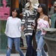 Exclusif - Malgré les incendies qui se rapprochent de sa maison, Laeticia Hallyday emmène ses filles, Jade et Joy, faire du shopping à Santa Monica le 10 novembre 2018.