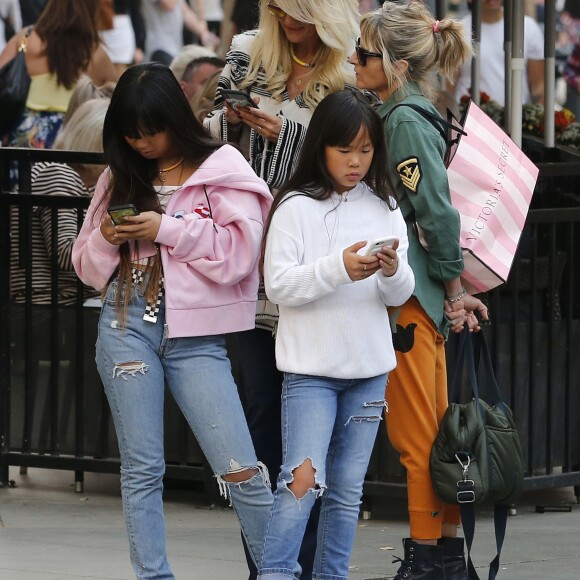 Exclusif - Malgré les incendies qui se rapprochent de sa maison, Laeticia Hallyday emmène ses filles, Jade et Joy, faire du shopping à Santa Monica le 10 novembre 2018.