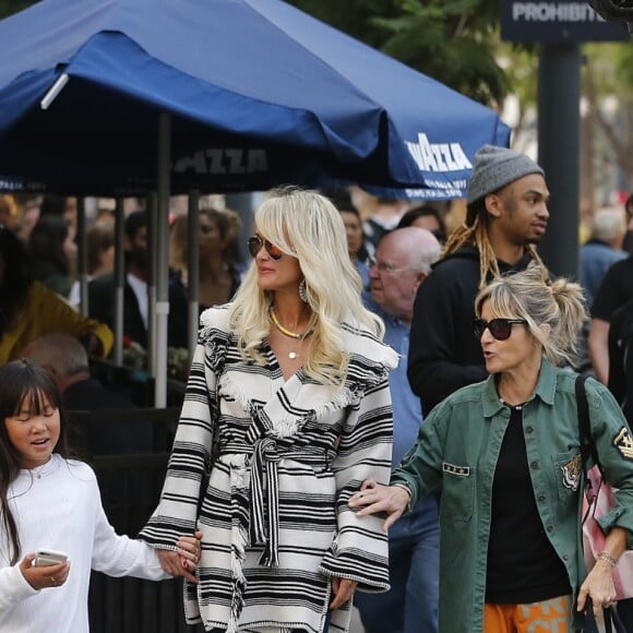 Exclusif - Malgré les incendies qui se rapprochent de sa maison, Laeticia Hallyday emmène ses filles, Jade et Joy, faire du shopping à Santa Monica le 10 novembre 2018.