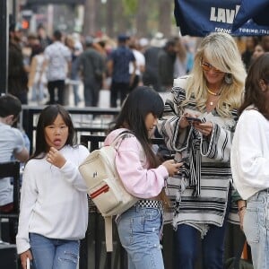 Exclusif - Malgré les incendies qui se rapprochent de sa maison, Laeticia Hallyday emmène ses filles, Jade et Joy, faire du shopping à Santa Monica le 10 novembre 2018.