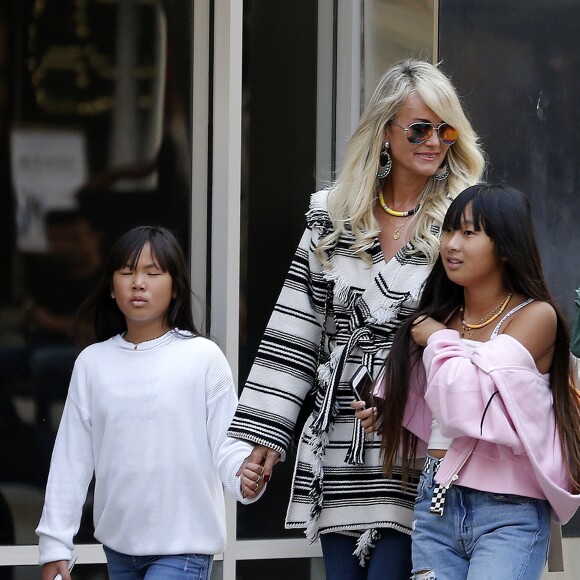 Exclusif - Malgré les incendies qui se rapprochent de sa maison, Laeticia Hallyday emmène ses filles, Jade et Joy, faire du shopping à Santa Monica le 10 novembre 2018.