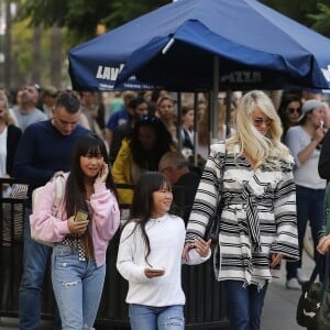 Exclusif - Malgré les incendies qui se rapprochent de sa maison, Laeticia Hallyday emmène ses filles, Jade et Joy, faire du shopping à Santa Monica le 10 novembre 2018.