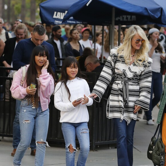 Exclusif - Malgré les incendies qui se rapprochent de sa maison, Laeticia Hallyday emmène ses filles, Jade et Joy, faire du shopping à Santa Monica le 10 novembre 2018.
