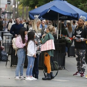 Exclusif - Malgré les incendies qui se rapprochent de sa maison, Laeticia Hallyday emmène ses filles, Jade et Joy, faire du shopping à Santa Monica le 10 novembre 2018.