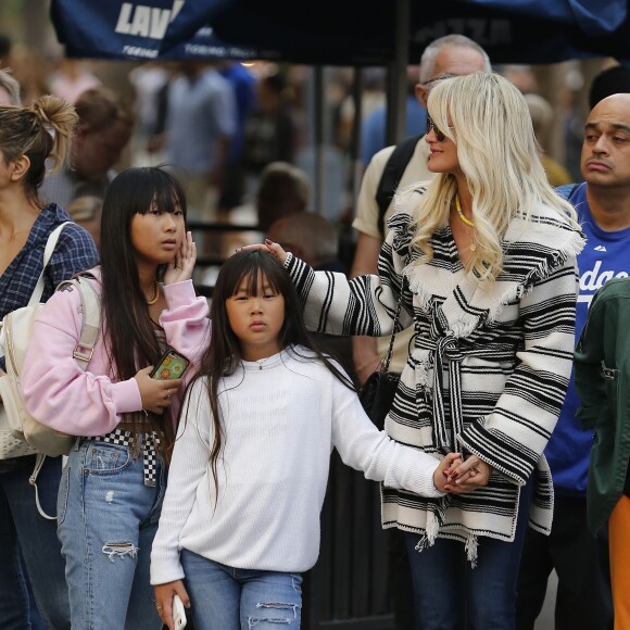 Exclusif - Malgré les incendies qui se rapprochent de sa maison, Laeticia Hallyday emmène ses filles, Jade et Joy, faire du shopping à Santa Monica le 10 novembre 2018.