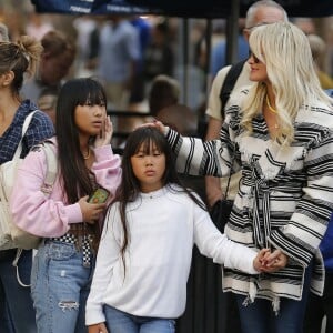 Exclusif - Malgré les incendies qui se rapprochent de sa maison, Laeticia Hallyday emmène ses filles, Jade et Joy, faire du shopping à Santa Monica le 10 novembre 2018.