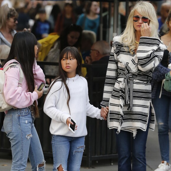 Exclusif - Malgré les incendies qui se rapprochent de sa maison, Laeticia Hallyday emmène ses filles, Jade et Joy, faire du shopping à Santa Monica le 10 novembre 2018.