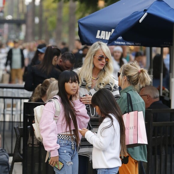 Exclusif - Malgré les incendies qui se rapprochent de sa maison, Laeticia Hallyday emmène ses filles, Jade et Joy, faire du shopping à Santa Monica le 10 novembre 2018.